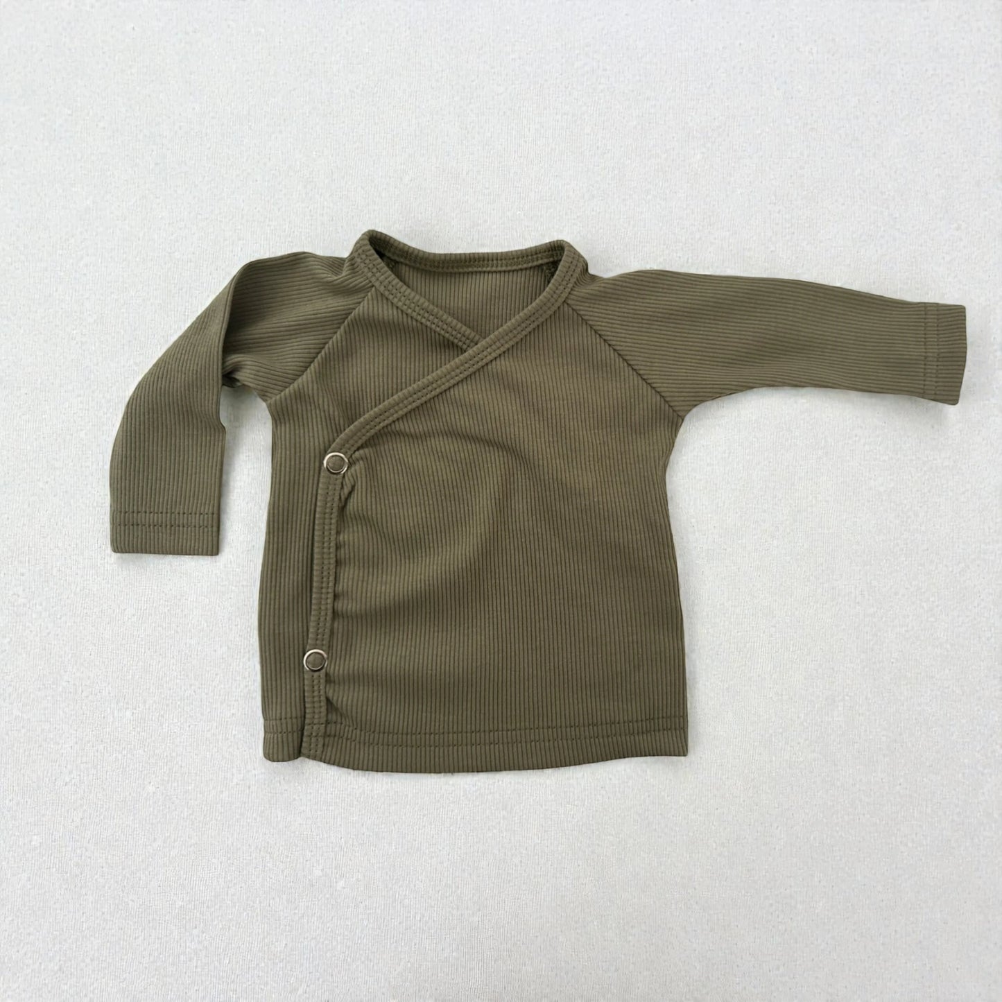Detail van rib overslagshirt baby Olijfgroen – handgemaakt in eigen atelier
