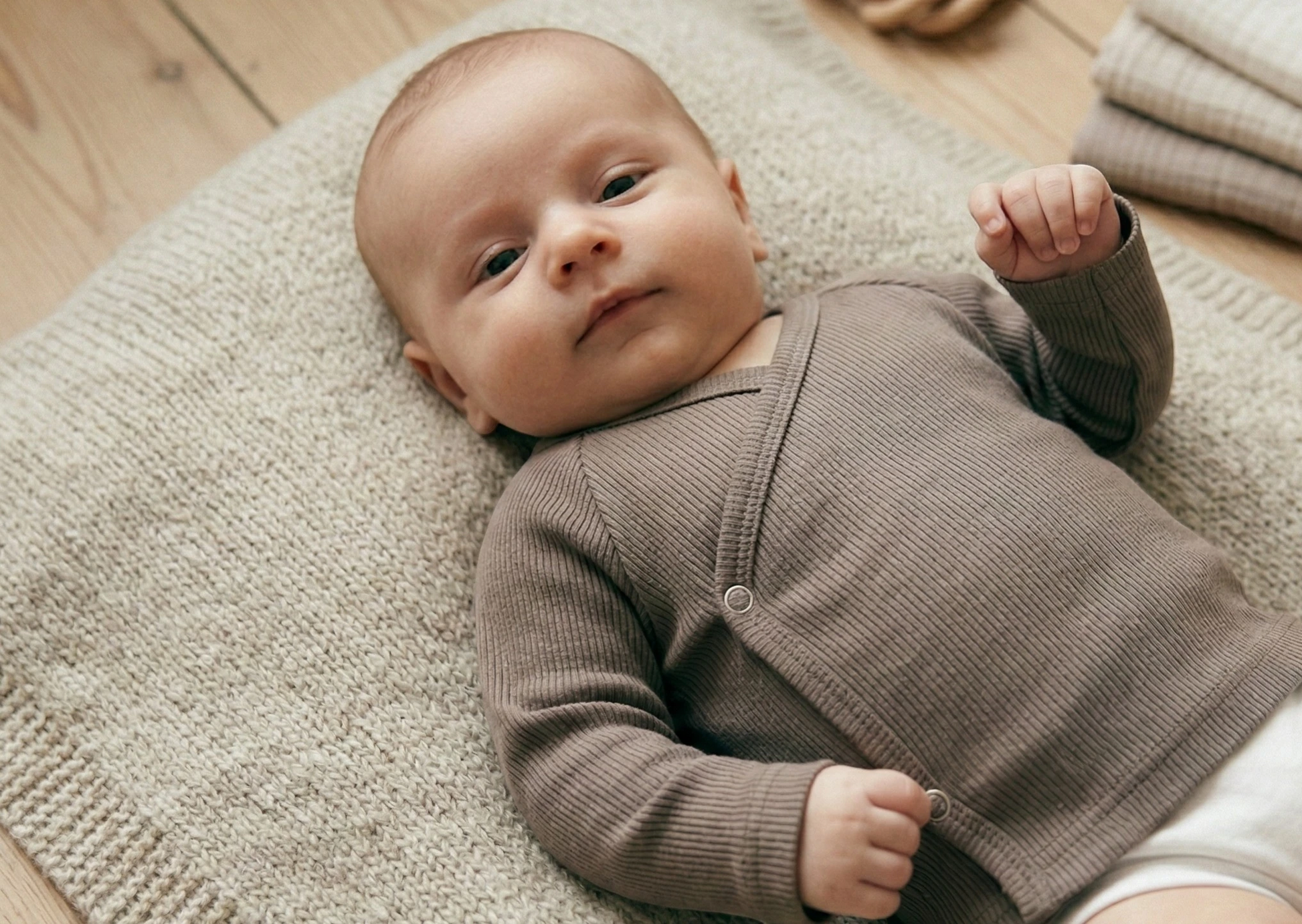 Baby overslagshirt Donker beige van rib tricot – zacht en comfortabel