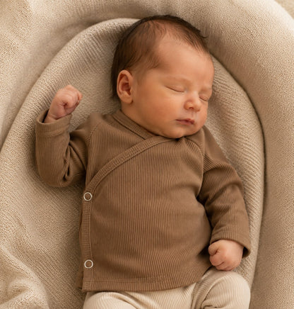 Overslagshitje cacao, een mooie bruine tint. Ideaal voor pasgeboren baby's.