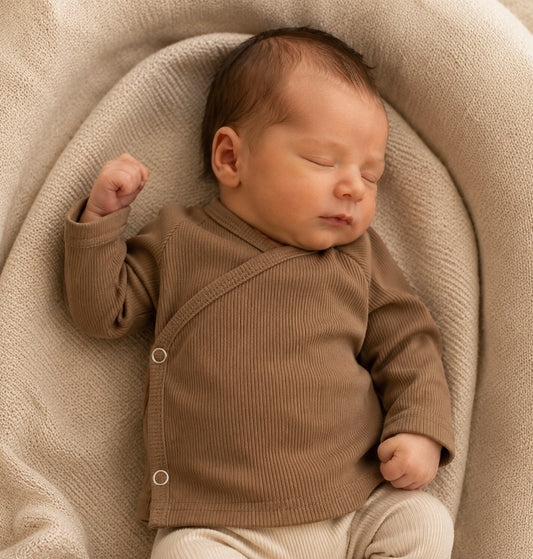 Overslagshitje cacao, een mooie bruine tint. Ideaal voor pasgeboren baby's.