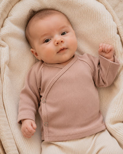 Licht roze overslagshirtje voor babys