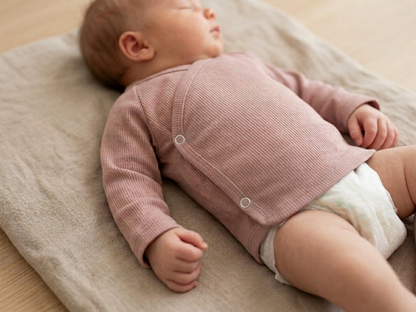 Lichtroze overslagshirtje barefoot baby