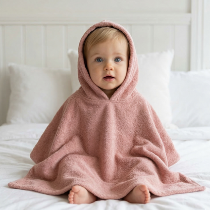 Zachte baby poncho van 100% katoen in de kleur sandstone pink met capuchon van absorberende badstof