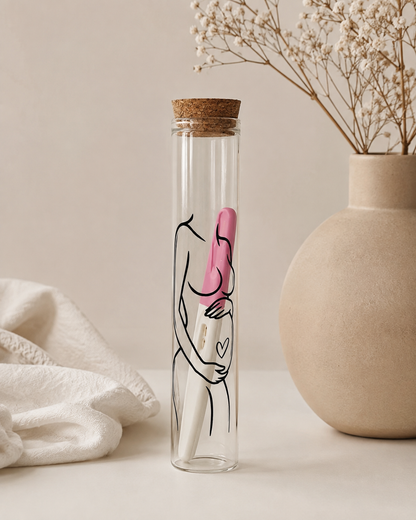Bewaarbuisje voor een positieve zwangerschapstest met lijnillustratie van een zwangere vrouw en een klein hartje.