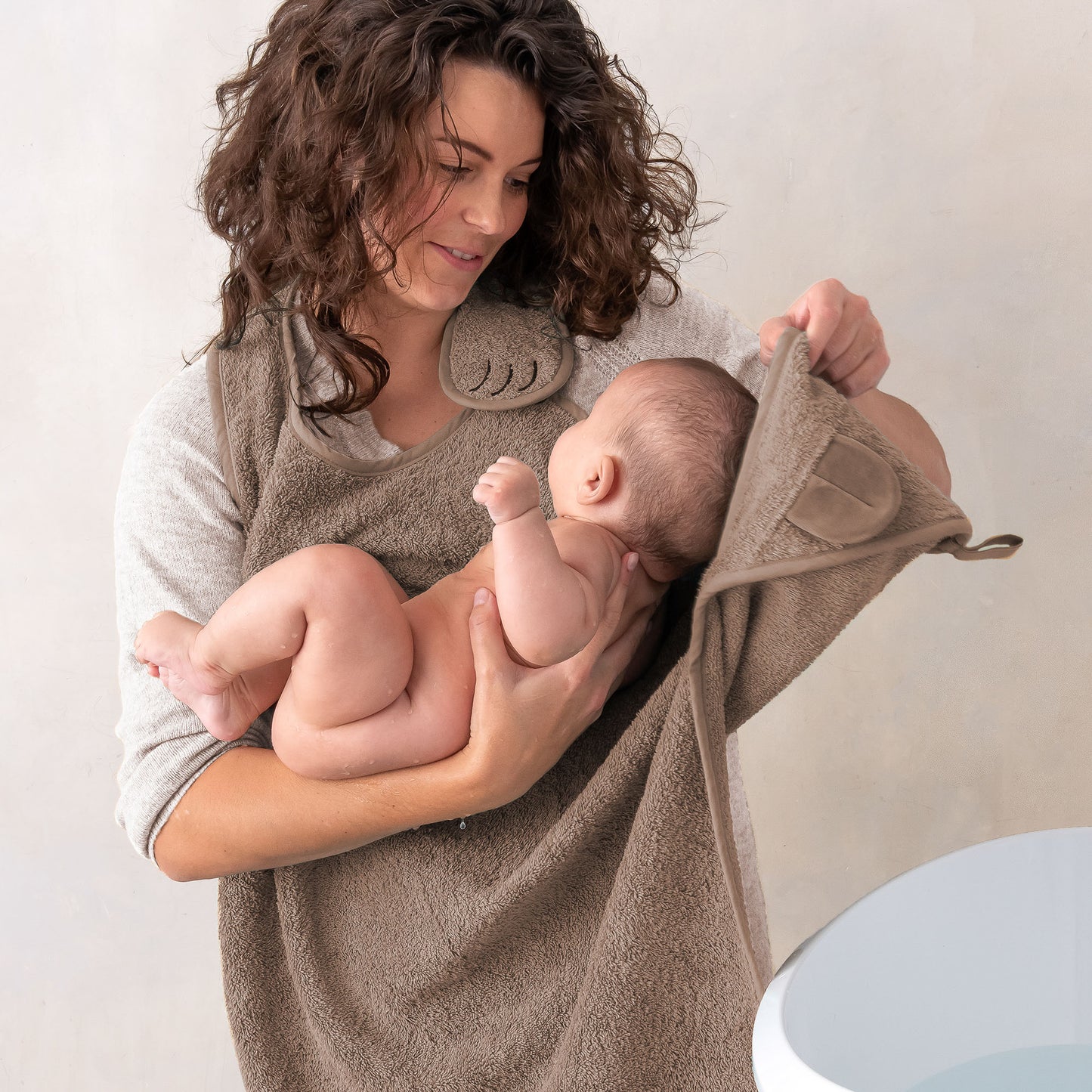 Veilig baby afdrogen met handsfree badcape Mocha