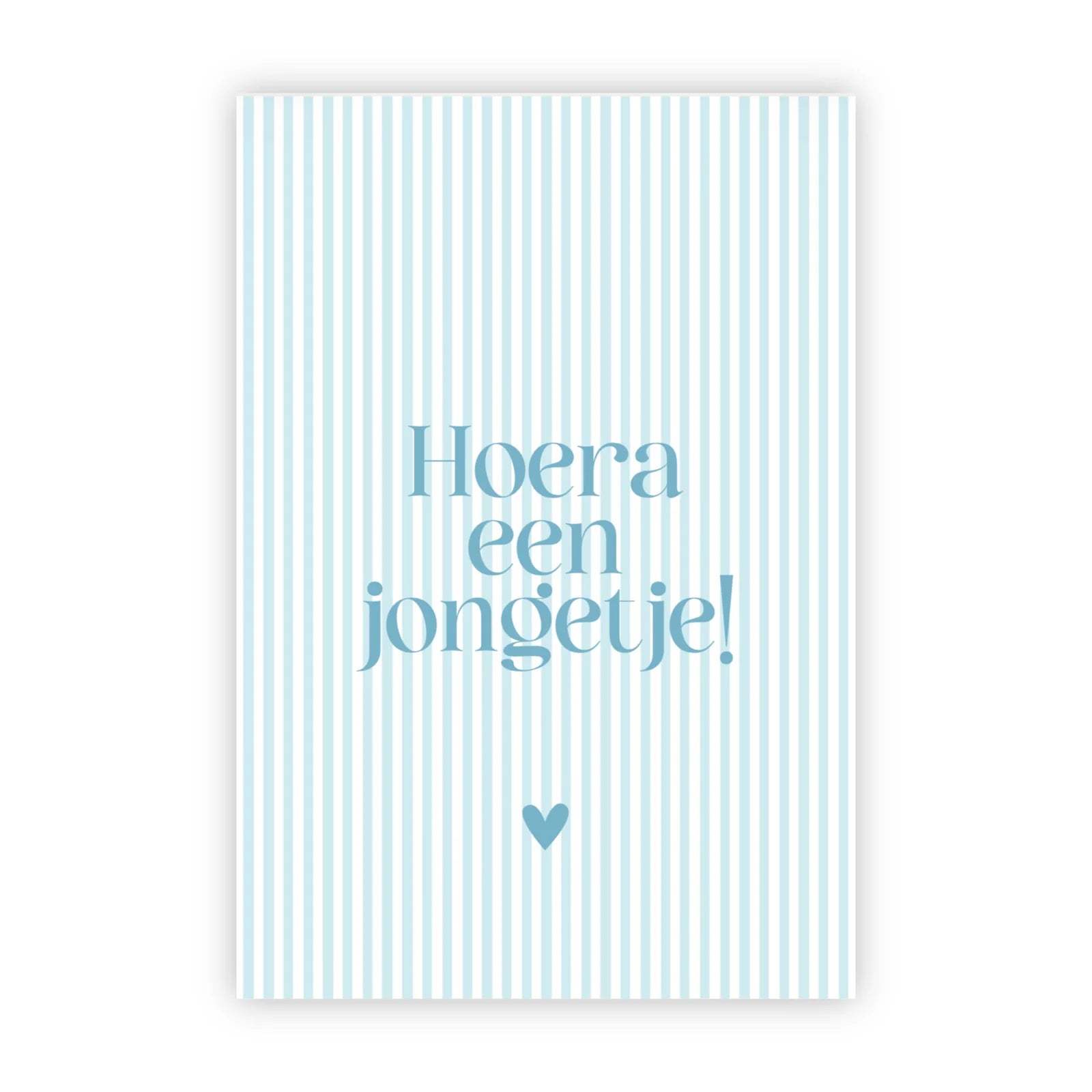 Lichtblauw-wit gestreepte wenskaart met de tekst Hoera een jongetje en een blauw hartje.