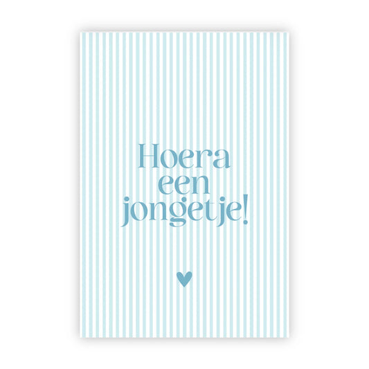 Lichtblauw-wit gestreepte wenskaart met de tekst Hoera een jongetje en een blauw hartje.