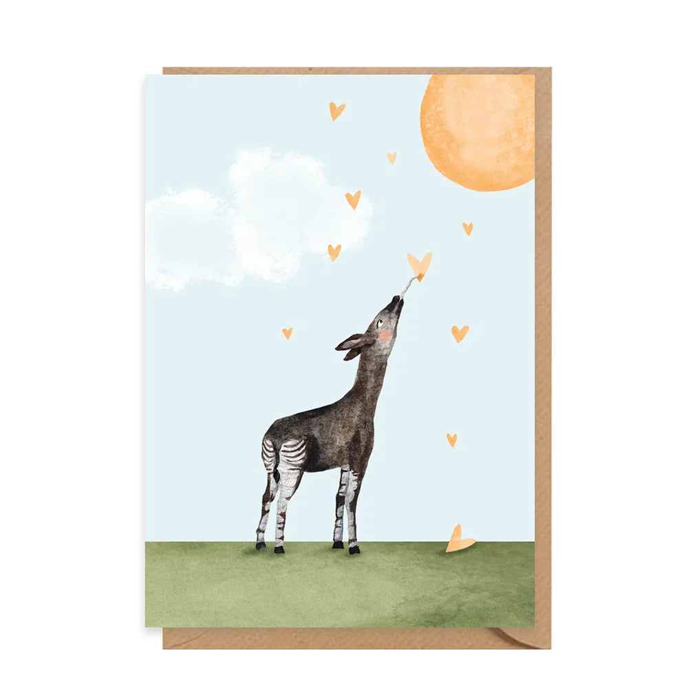 Dubbele wenskaart met illustratie van een okapi, hartjes en zon op een lichtblauwe achtergrond.
