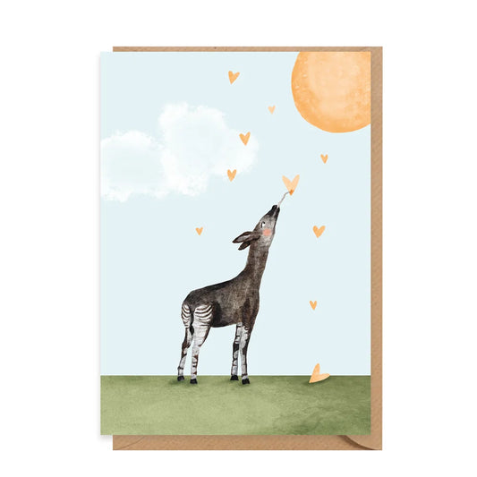 Dubbele wenskaart met illustratie van een okapi, hartjes en zon op een lichtblauwe achtergrond.