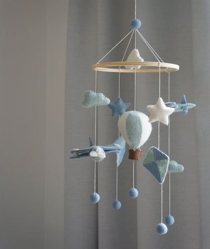 Handgemaakte Gamcha wiegmobiel van 100% wolvilt, fair trade geproduceerd in Nepal – perfect als rustgevende en natuurlijke decoratie voor de babykamer.