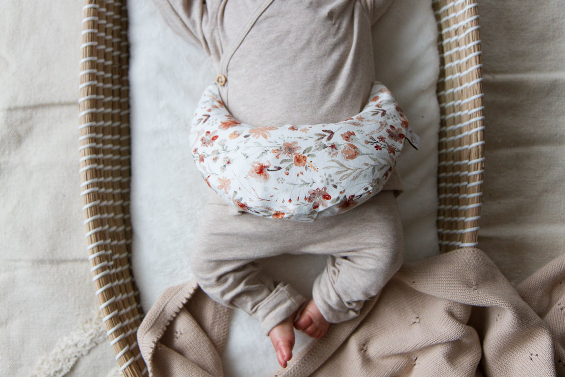 De Waterbloem uitvoering heeft een zacht, aquarel-achtig effect met subtiele bloemdetails. De rustige groentinten op de witte achtergrond werken extra kalmerend tijdens de krampjes-uurtjes en brengen een frisse, natuurlijke sfeer in de babykamer.