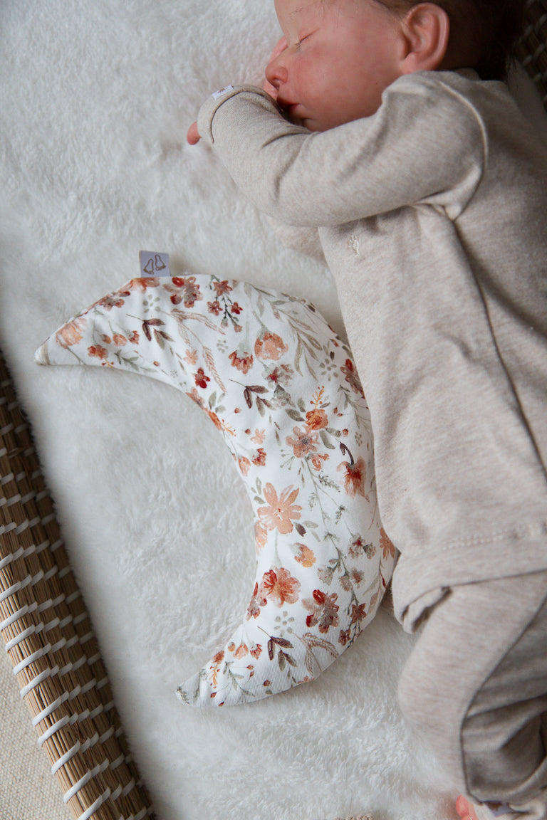 De Waterbloem uitvoering heeft een zacht, aquarel-achtig effect met subtiele bloemdetails. De rustige groentinten op de witte achtergrond werken extra kalmerend tijdens de krampjes-uurtjes en brengen een frisse, natuurlijke sfeer in de babykamer.