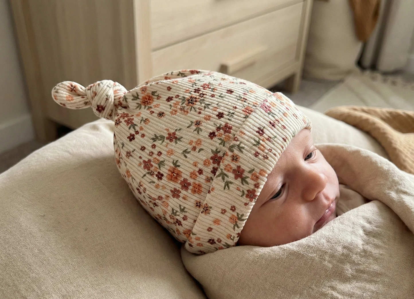 Mutsje baby boterbloem klei roze handgemaakt Barefoot Baby