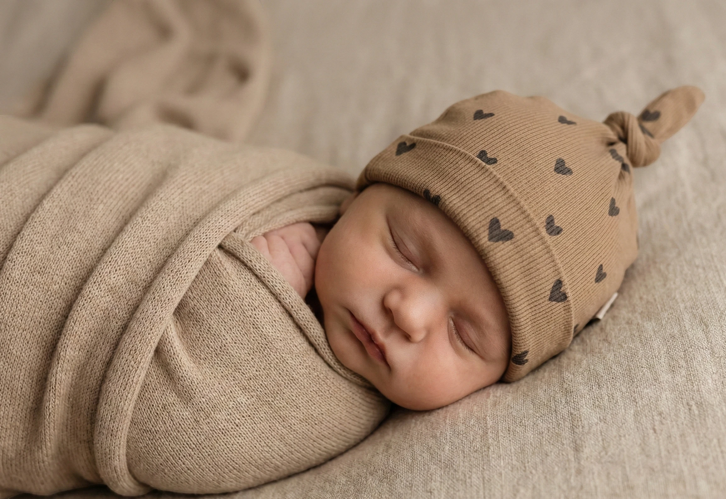 Mutsje baby Hartjes donker beige handgemaakt Barefoot Baby