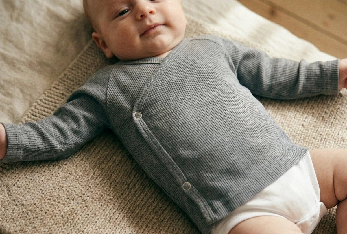 Baby overslagshirt Grijs melange van rib tricot – ideaal als newborn overslagshirt