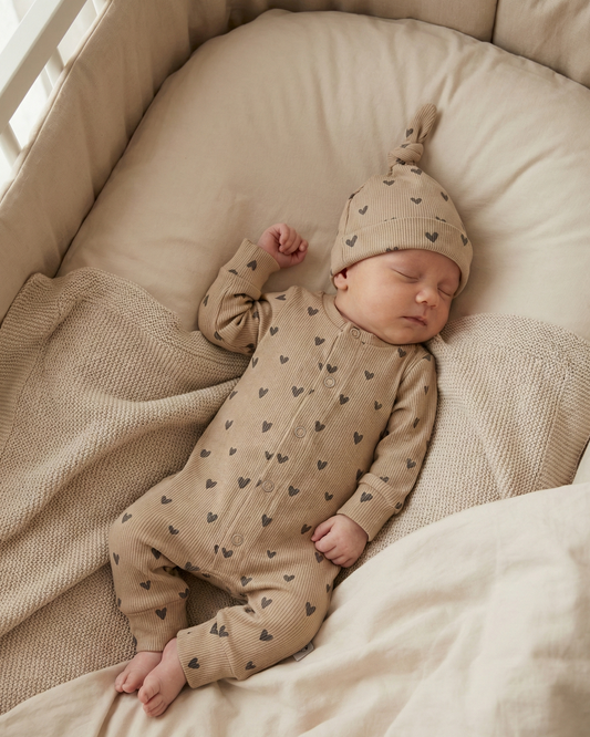 Handgemaakt baby boxpakje van natuurlijke stof hartjes donker beige zacht en comfortabel voor pasgeborenen