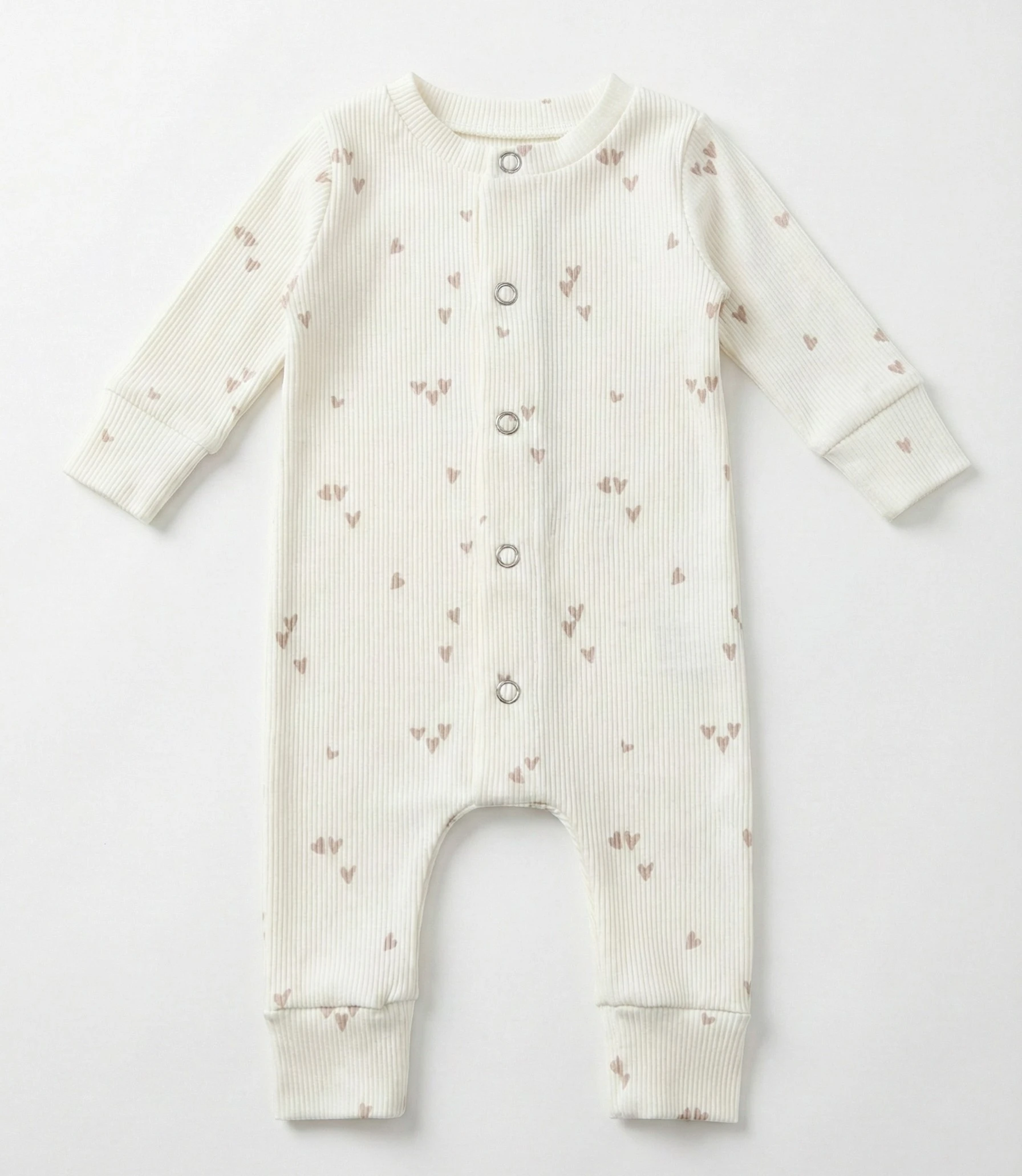 Detail van handgemaakt newborn boxpakje hartjes licht beige, zachte babykleding uit eigen atelier