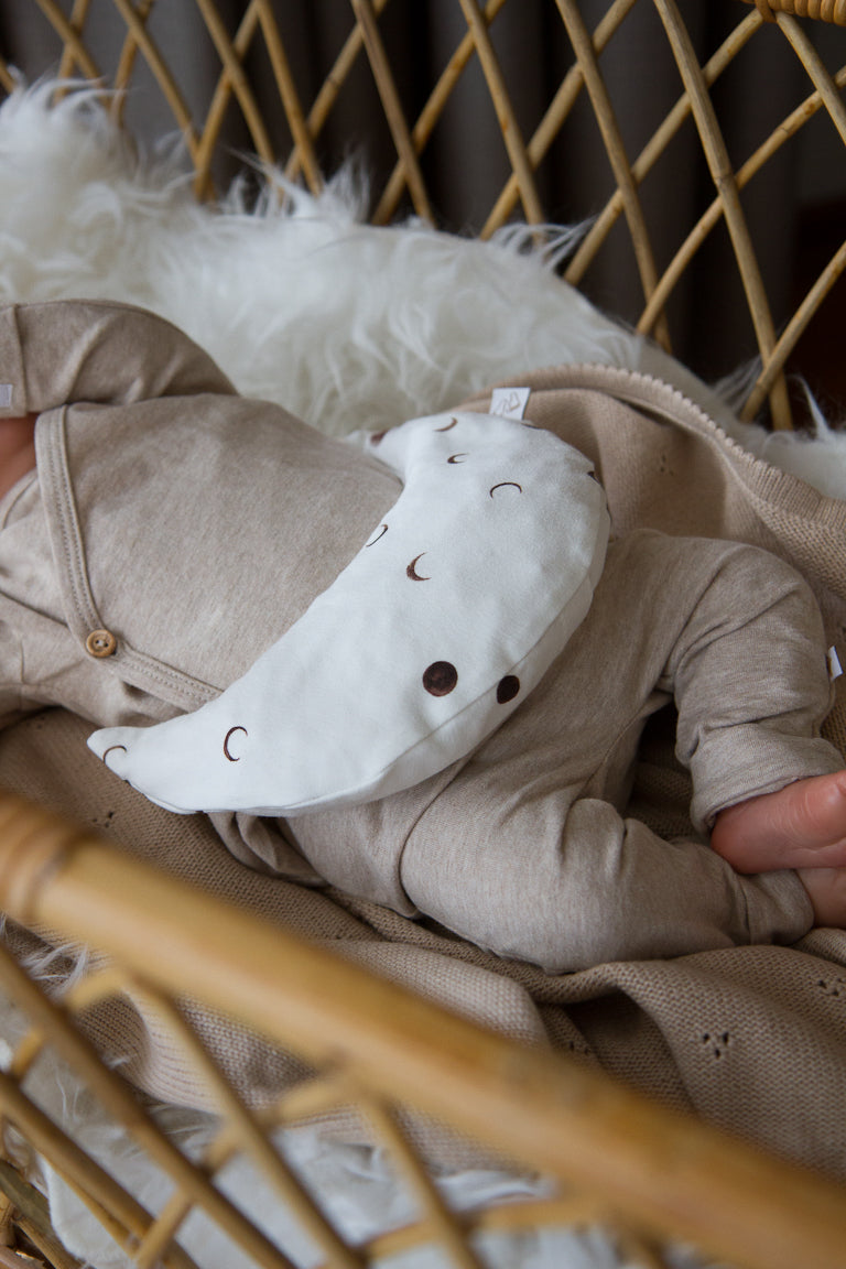 Detail van de beautiful moon print op het Comfy Luna warmtekussen voor baby’s