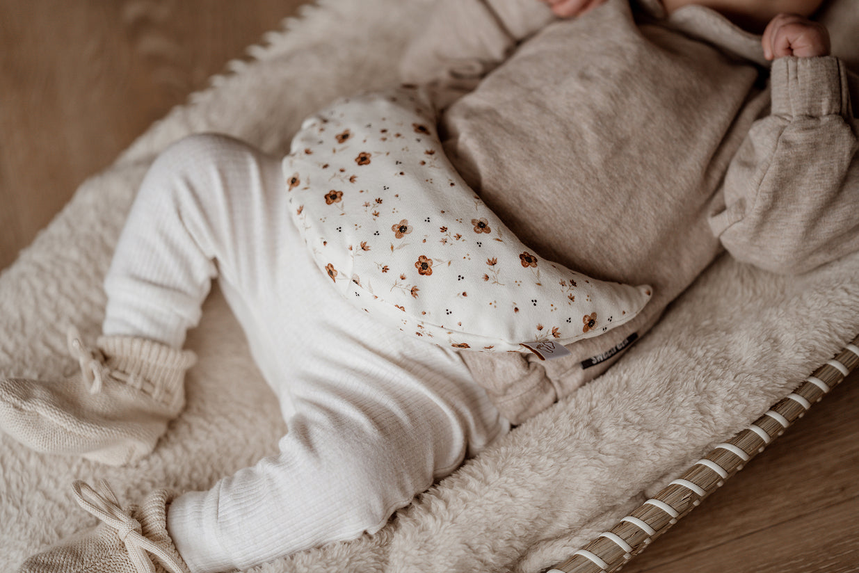 Comfy Luna warmtekussen met brown flower print als rustige blikvanger in de babykamer