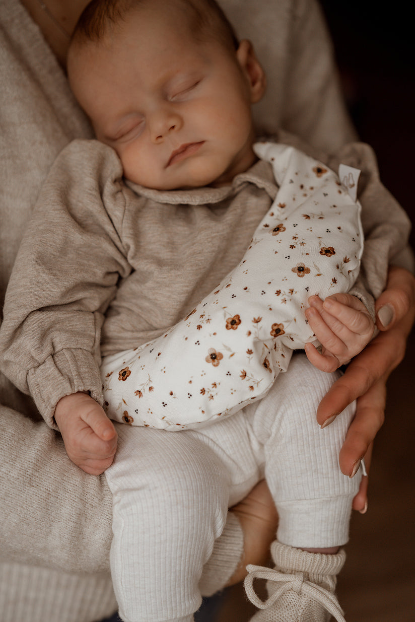 Comfy Luna warmtekussen voor baby’s met brown flower print van zachte natuurlijke stoffen
