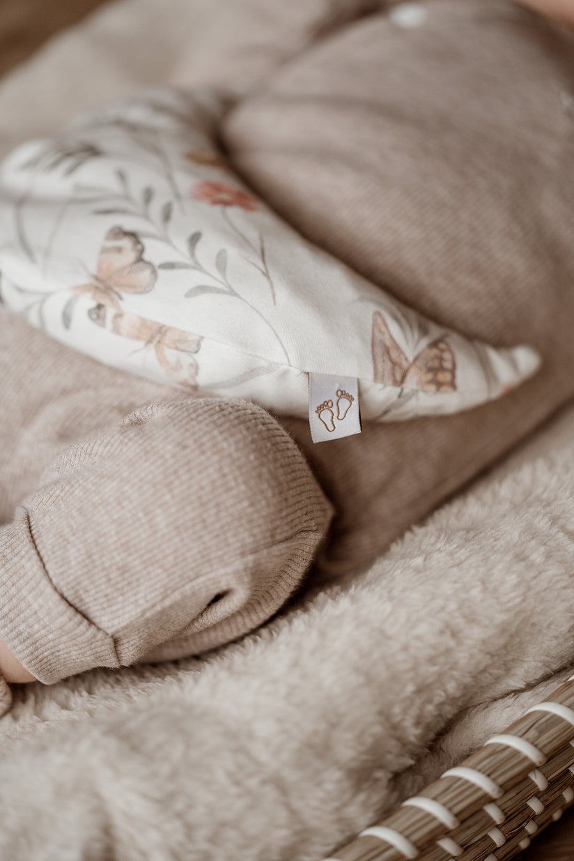 Comfy Luna warmtekussen met flowers and butterflies print als rustige blikvanger in de babykamer