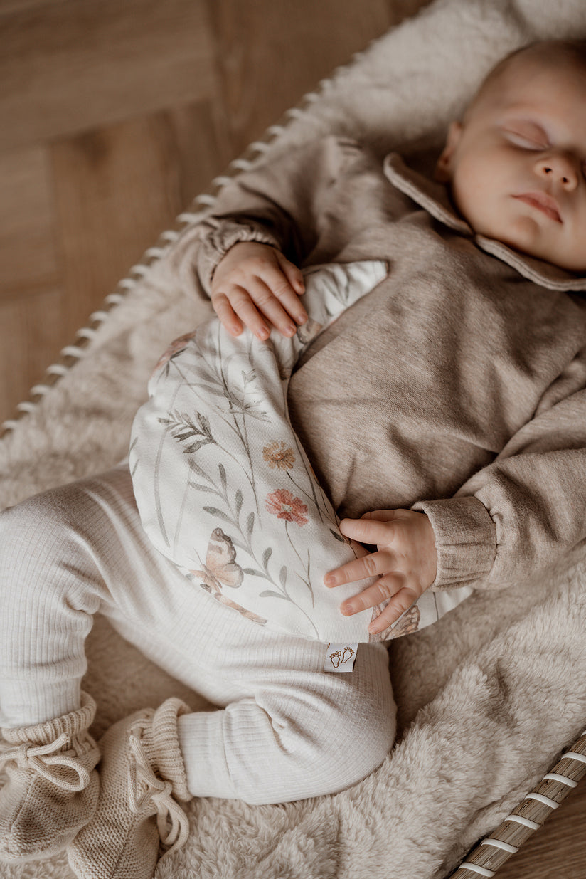 Detail van de flowers and butterflies print op het Comfy Luna warmtekussen voor baby’s