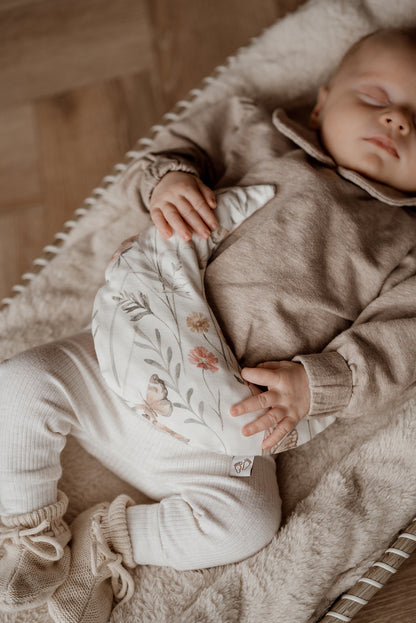 Detail van de flowers and butterflies print op het Comfy Luna warmtekussen voor baby’s