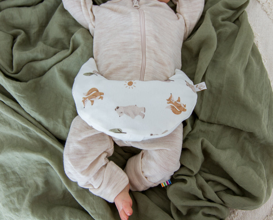 Detail van de forest animals print op het Comfy Luna warmtekussen voor baby’s
