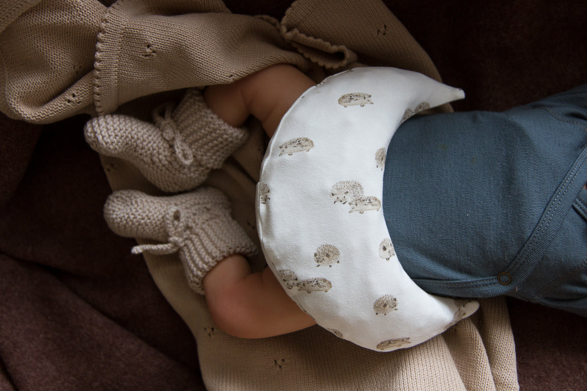 Comfy Luna warmtekussen met hedgehog egeltjes print als rustige blikvanger in de babykamer