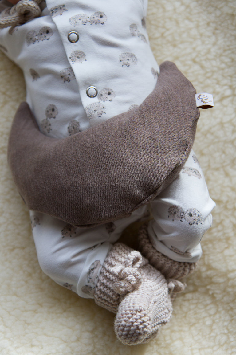 Handgemaakt warmtekussen Comfy Luna van zachte merino wol in taupe