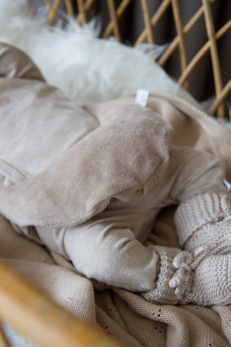Comfy Luna warmtekussen in beige soft rib als rustige blikvanger in de babykamer