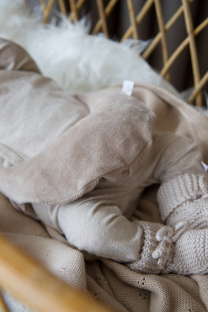 Comfy Luna warmtekussen in beige soft rib als rustige blikvanger in de babykamer