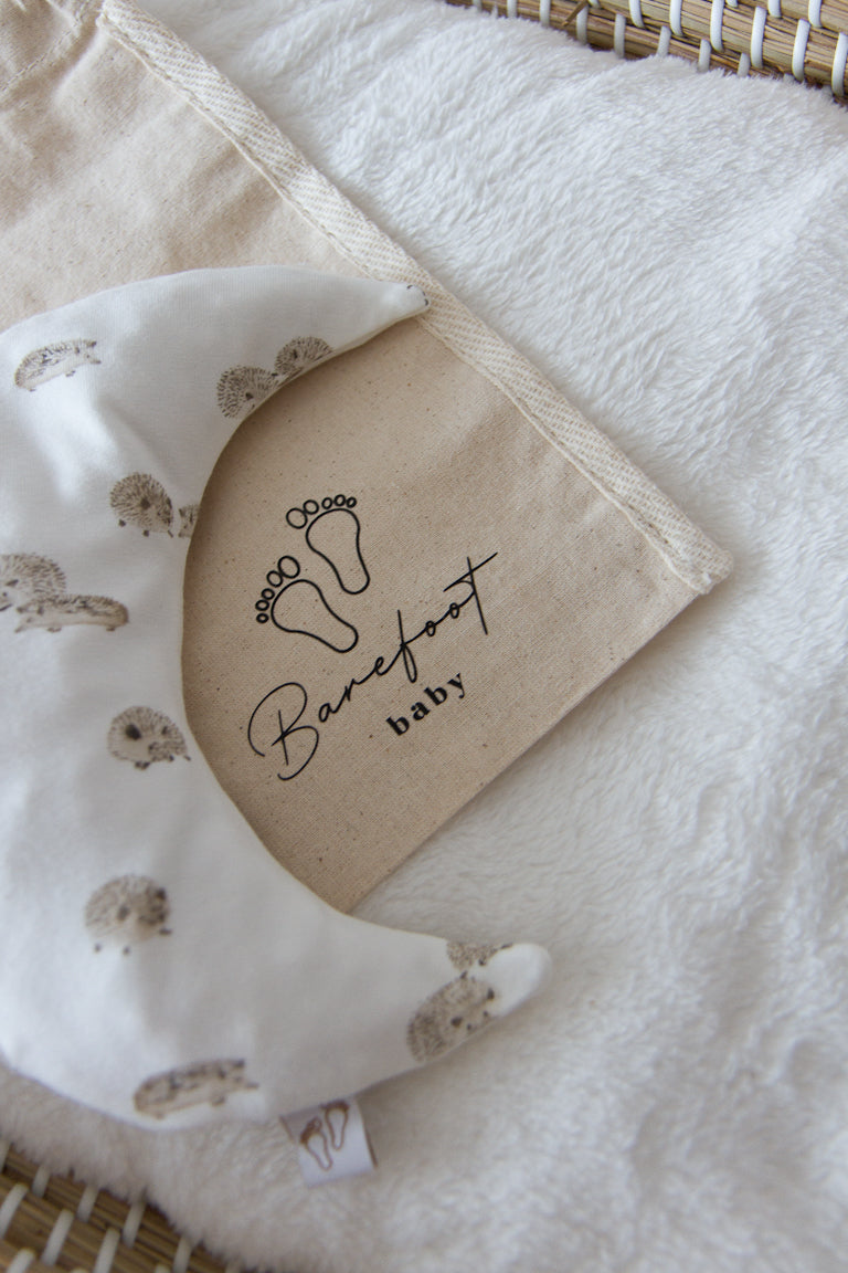 Comfy Luna warmtekussen voor baby’s met hedgehog egeltjes print in zachte natuurtinten