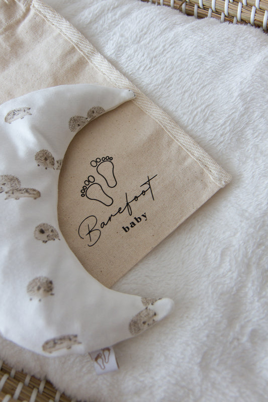 Comfy Luna warmtekussen voor baby’s met hedgehog egeltjes print in zachte natuurtinten