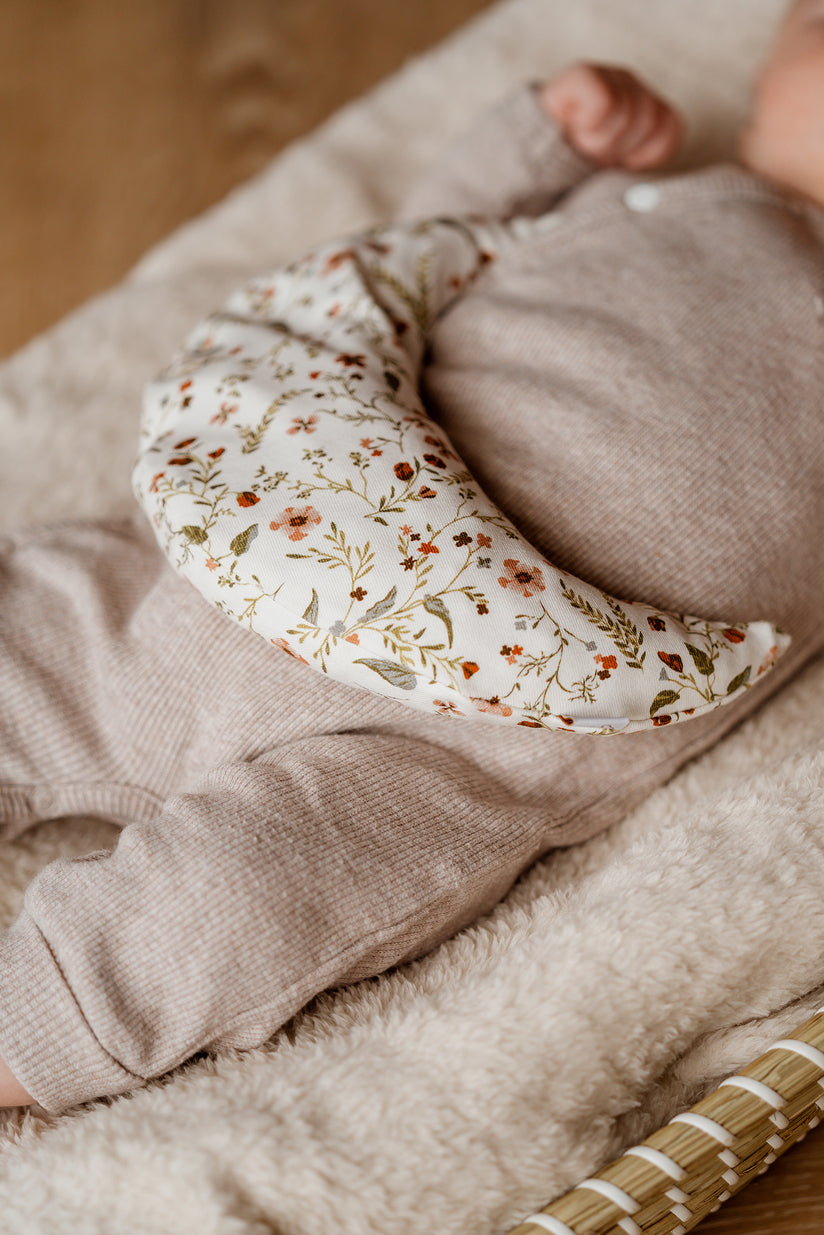 Detail van de millefleur bloemenprint op het Comfy Luna warmtekussen voor baby’s