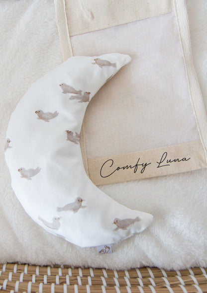 Comfy Luna warmtekussen voor baby met zeehondjes print in zachte natuurtinten