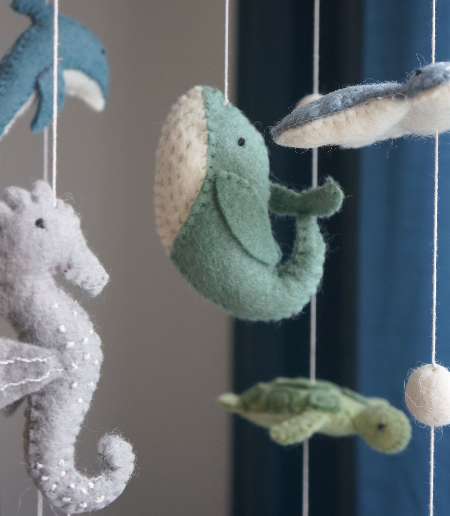 Handgemaakte Gamcha wiegmobiel van 100% wolvilt, fair trade geproduceerd in Nepal