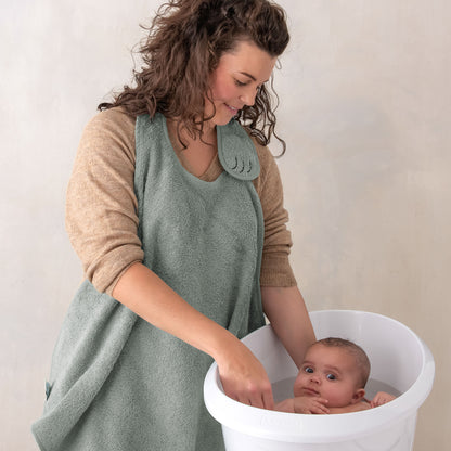 Zachte groene babybadcape van 100 procent biologisch katoen in kleur Olive