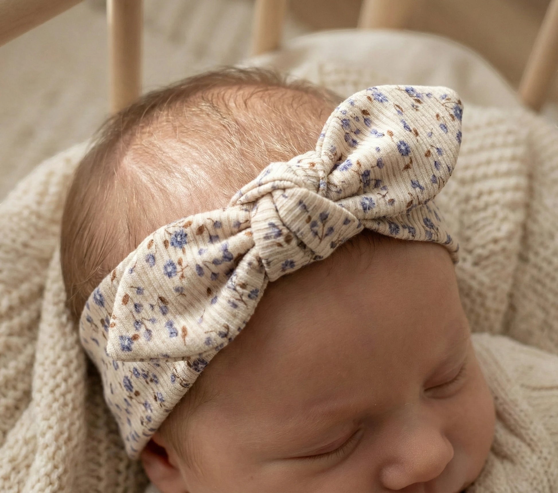 Haarbandje baby blauwe mini bloemen handgemaakt Barefoot Baby