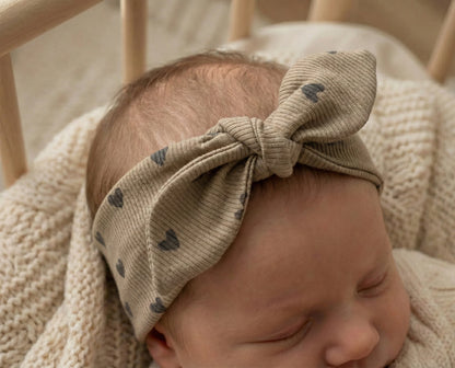 Haarbandje baby hartjes donker beige handgemaakt Barefoot Baby