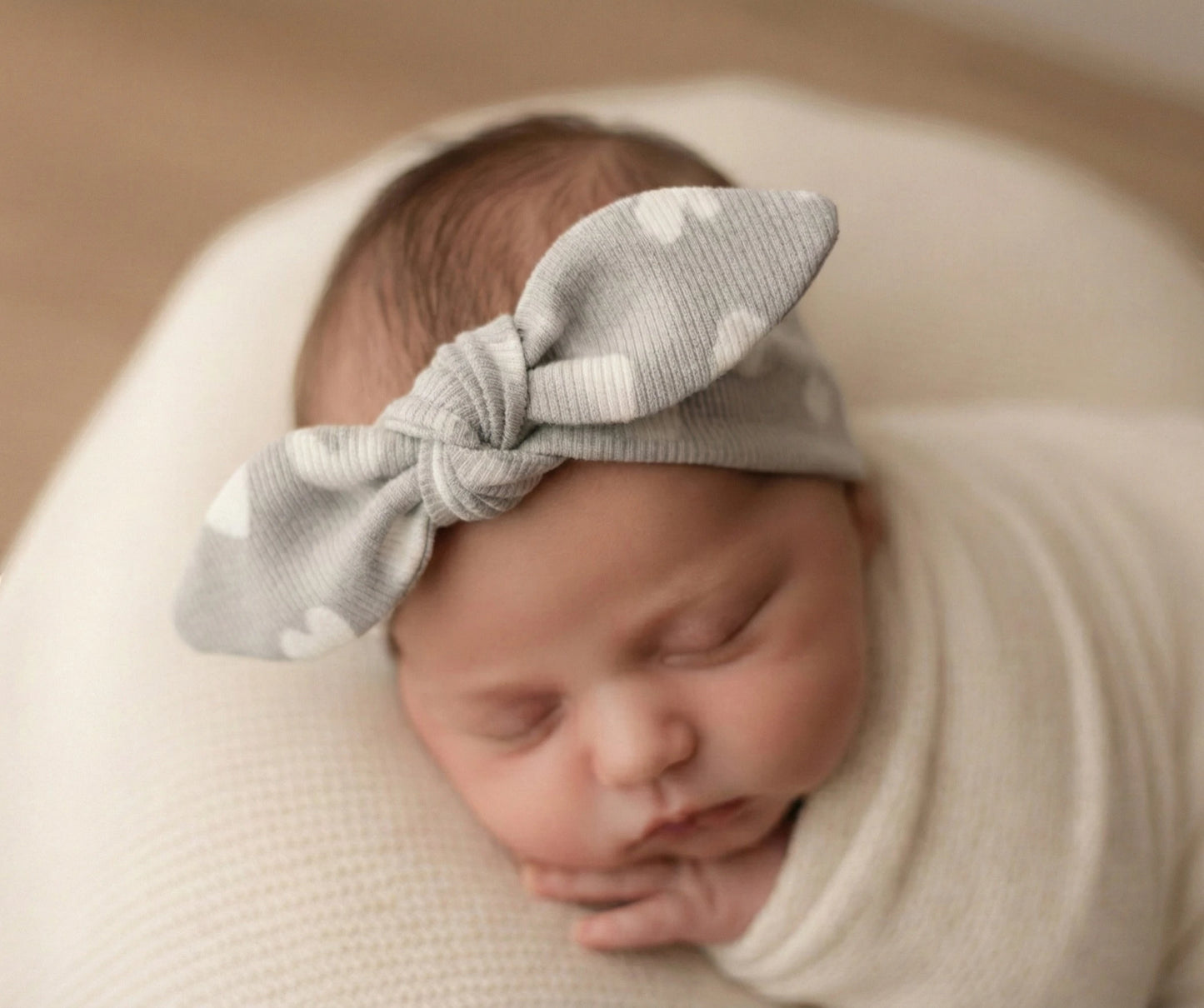 haarbandje in een grijs/beige ting met hartjes 