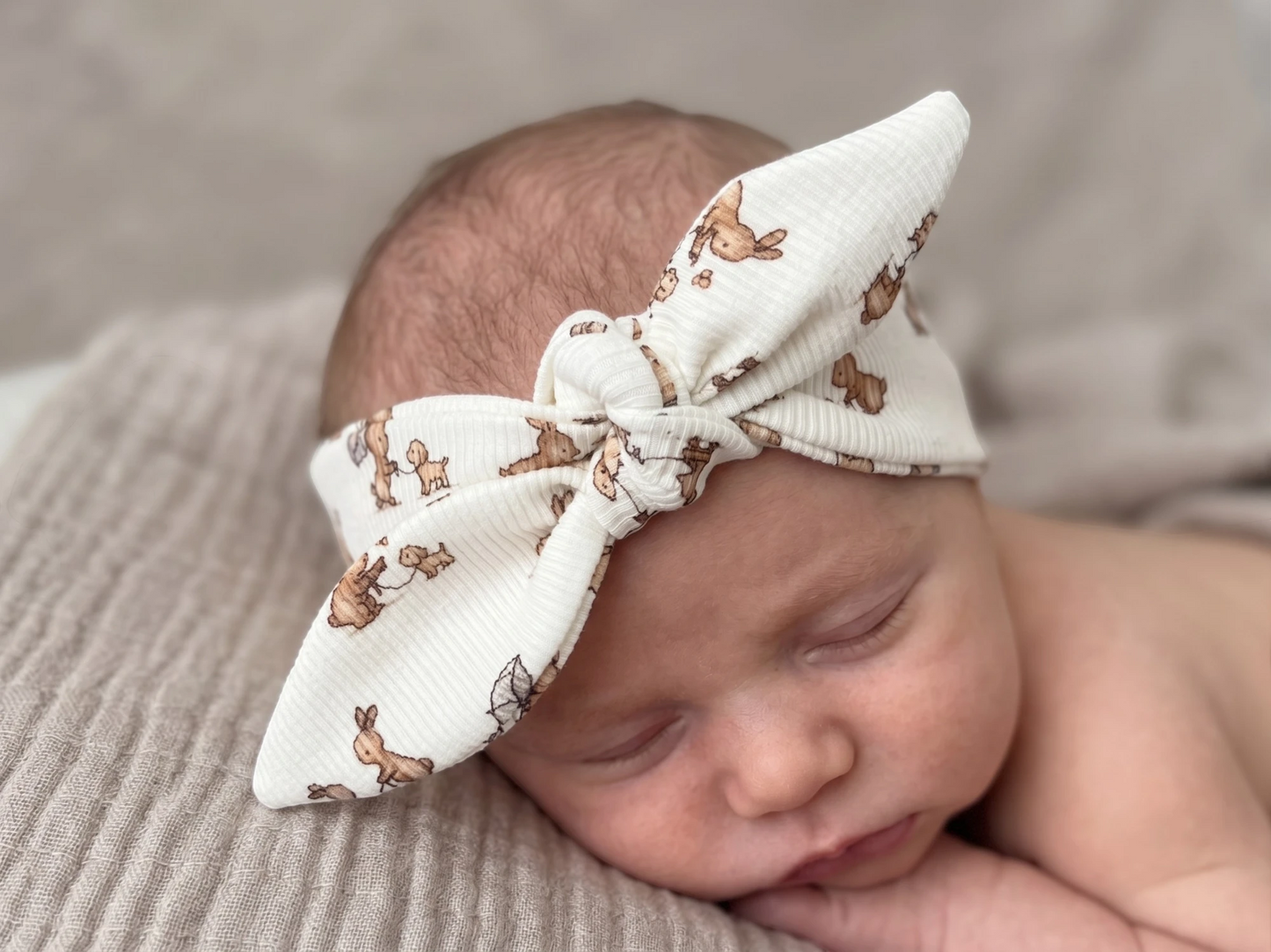 Babymutsje Konijn & Hondje van zachte rib tricot met ecru basis en bruine dierenprint