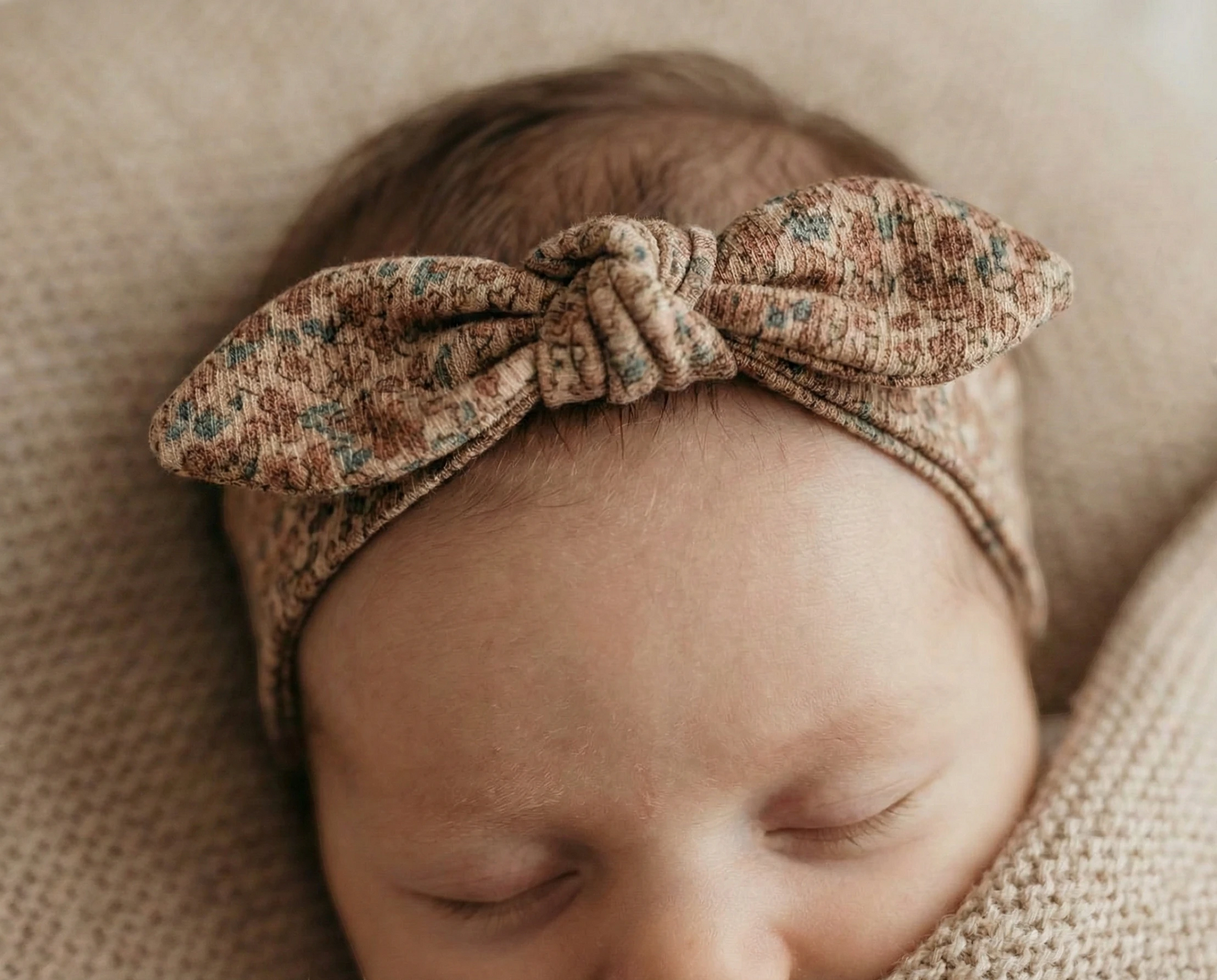 Haarbandje baby lieve kleine bloem gedragen door newborn