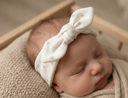 Haarbandje baby hartjes licht beige handgemaakt Barefoot Baby