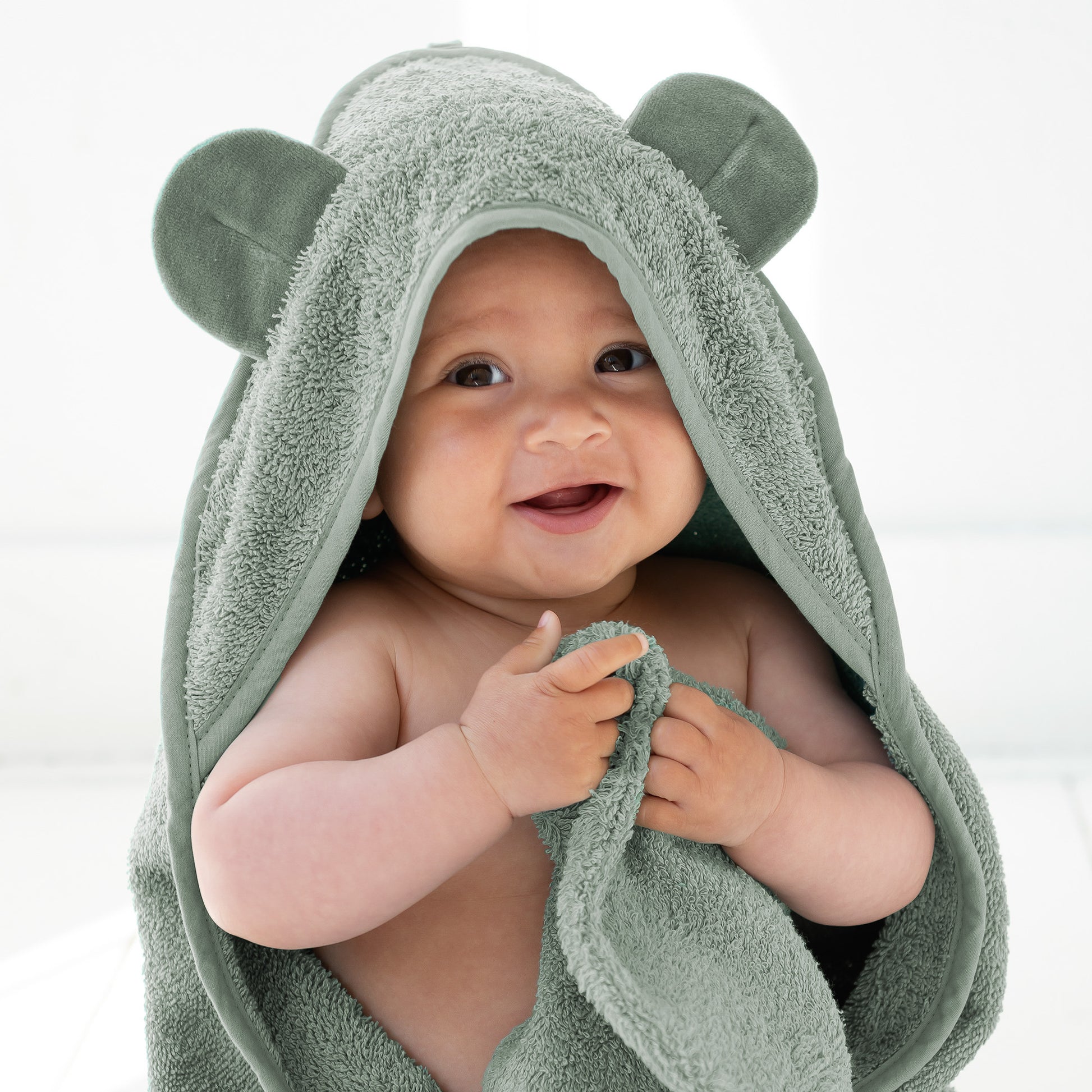 Gebruik van de handsfree badcape met klittenband om de nek voor veilig afdrogen