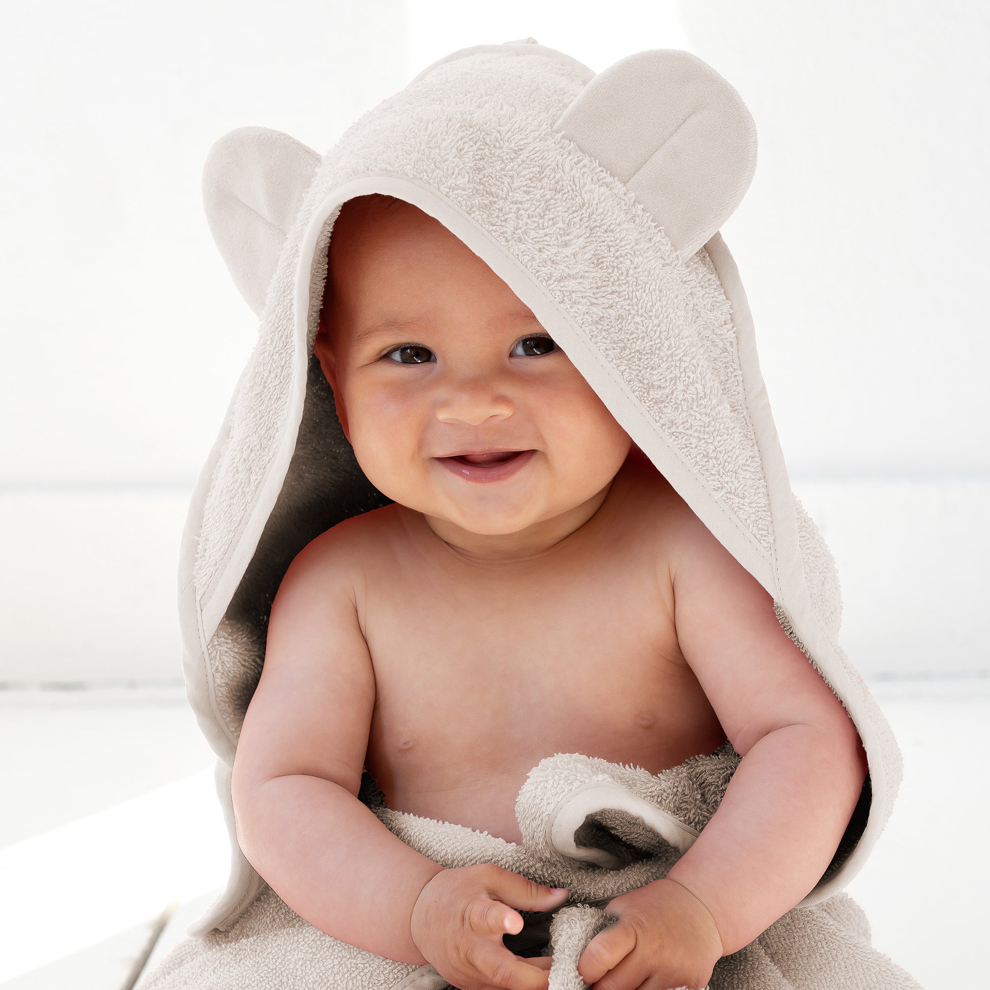 Gebruik van de handsfree badcape in de kleur Vanilla voor veilig afdrogen