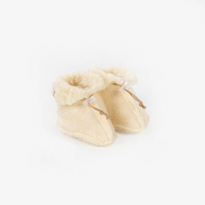 Merino wollen babyslofjes in naturel tint, tijdloos en zacht voor baby’s