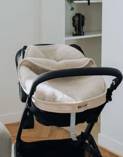 Merino wollen baby voetenzak gebruikt in een autostoel voor warmte en comfort