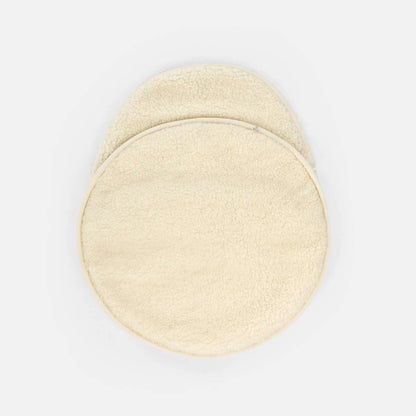 Detail van de zachte structuur van een merino wollen baby voetenzak
