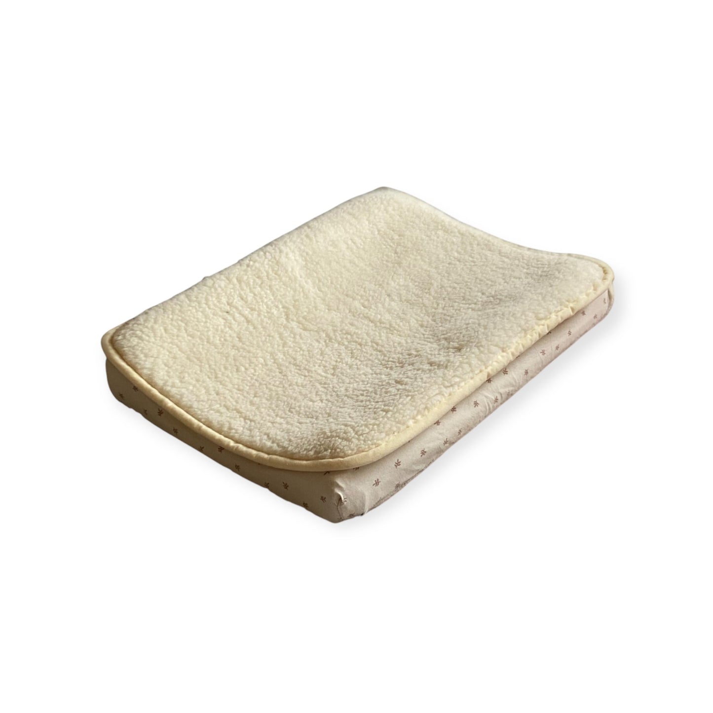 100% merino wollen onderlegger voor aankleedkussen, met een zachte crème kleur en een natuurlijke, ademende structuur. Ideaal voor de gevoelige huid van je baby, biedt comfort en bescherming tijdens het verschonen.